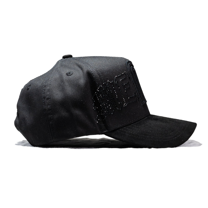 Gorra Total Black con Emblema 'M'