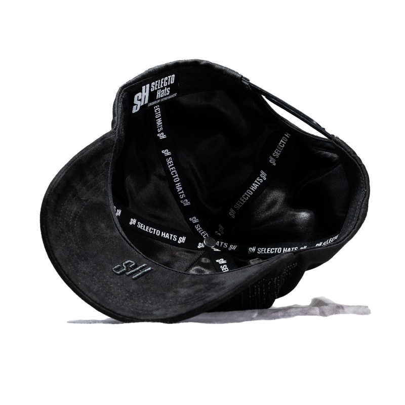 Gorra Total Black con Emblema 'M'