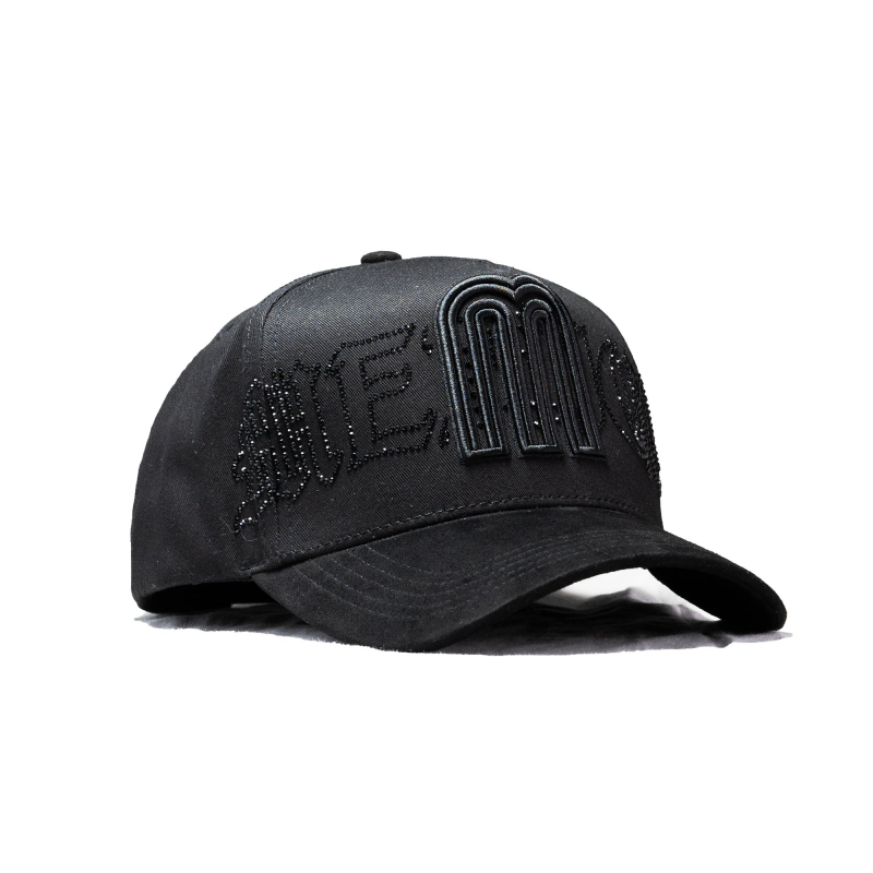 Gorra Total Black con Emblema 'M'