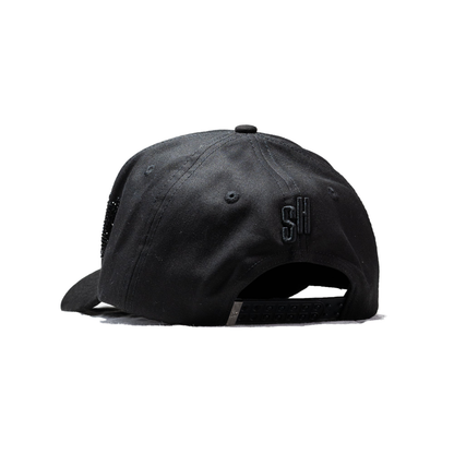 Gorra Total Black con Emblema 'M'