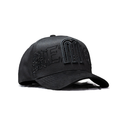 Gorra Total Black con Emblema 'M'